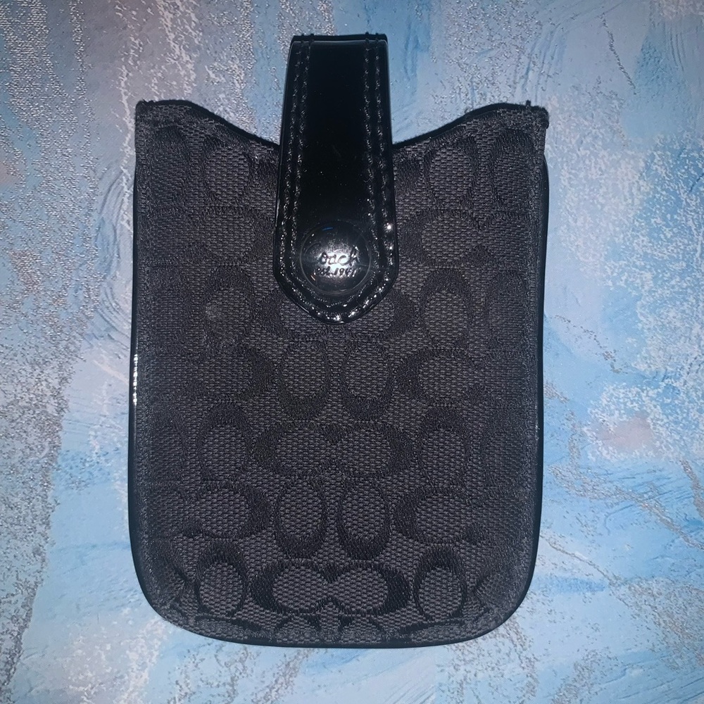Authentic coach wallet! GUC, Monogram with magnetic strap at the top